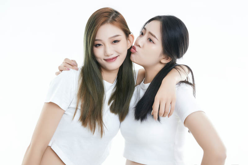 影棚拍摄白色背景的可爱闺蜜少女图片