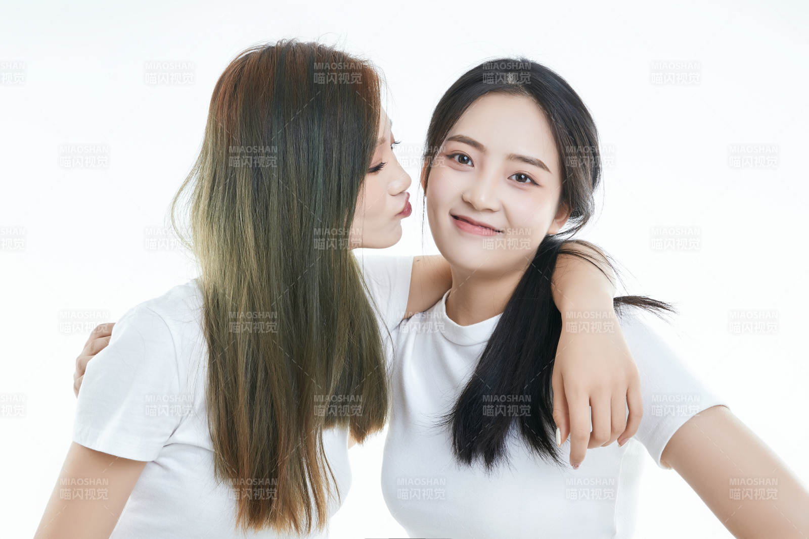 影棚拍摄白色背景的可爱闺蜜少女图片