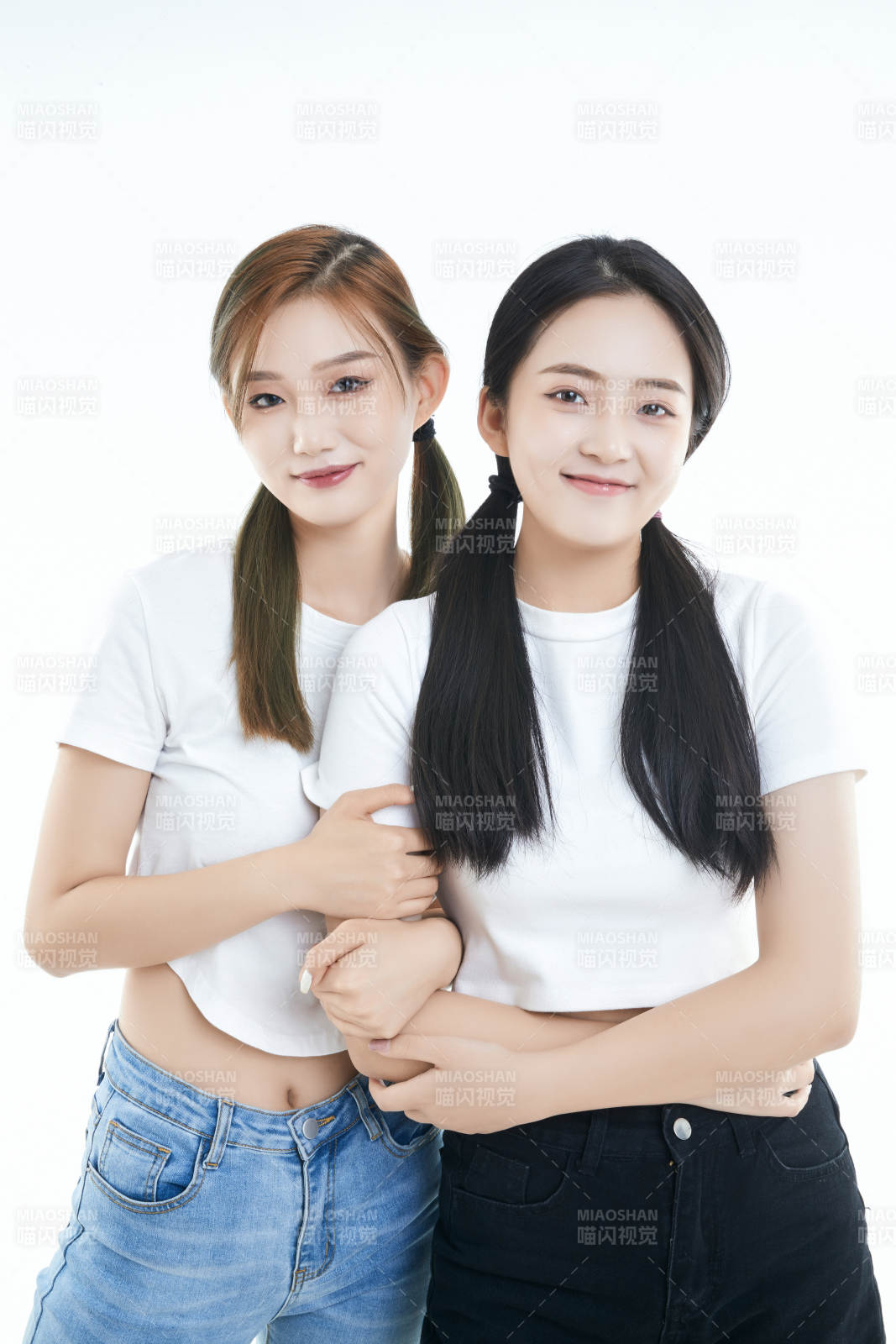 影棚拍摄白色背景的可爱闺蜜少女图片