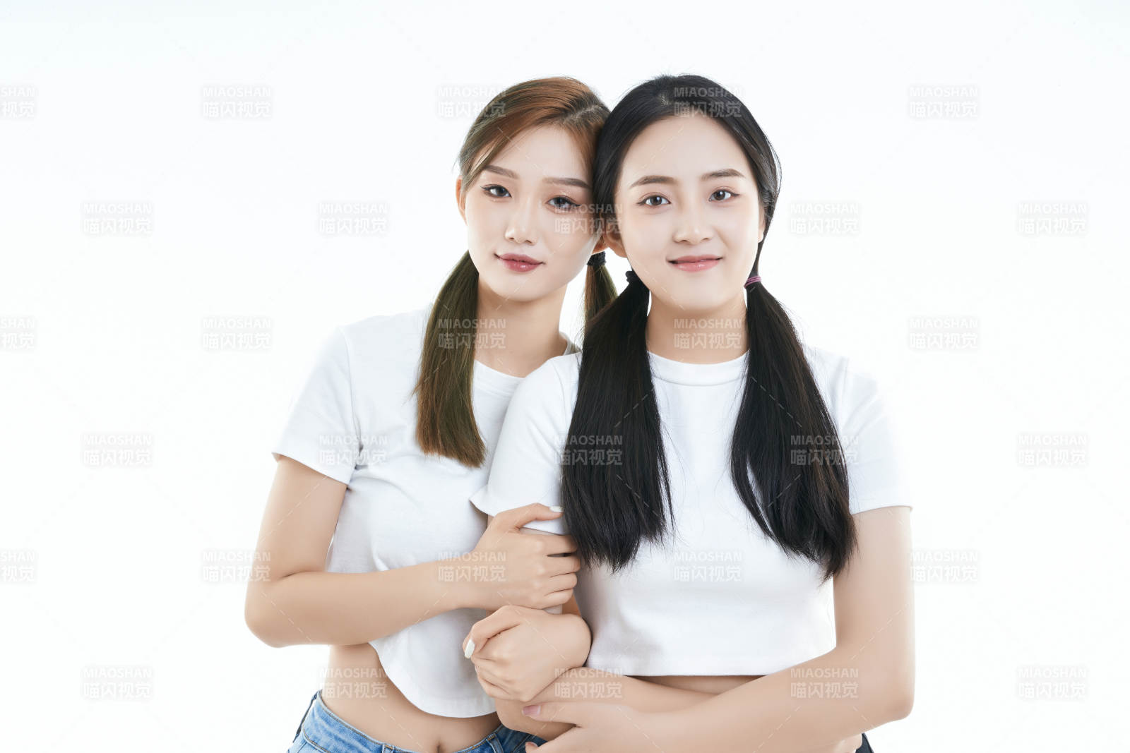 影棚拍摄白色背景的可爱闺蜜少女图片