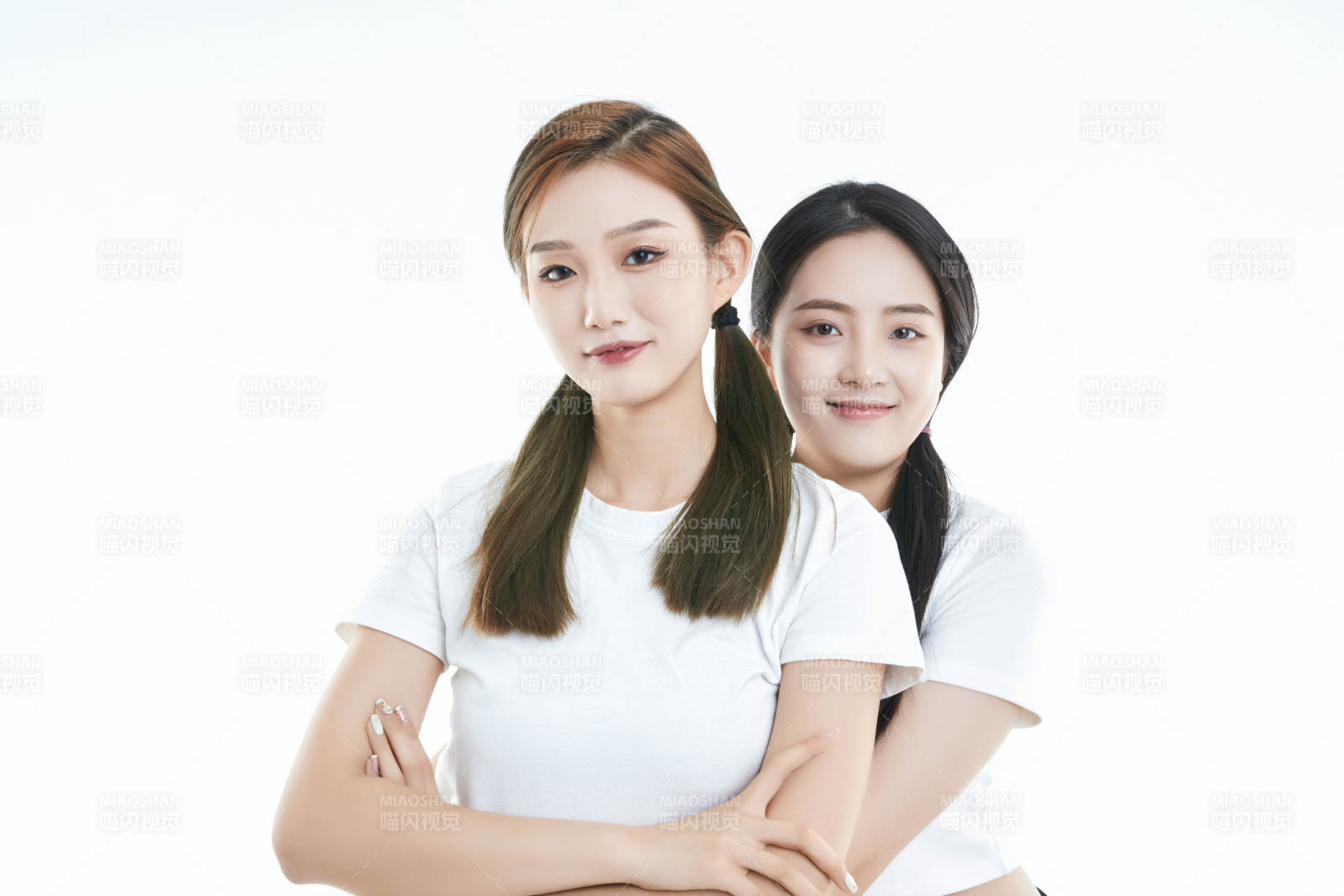 影棚拍摄白色背景的可爱闺蜜少女图片