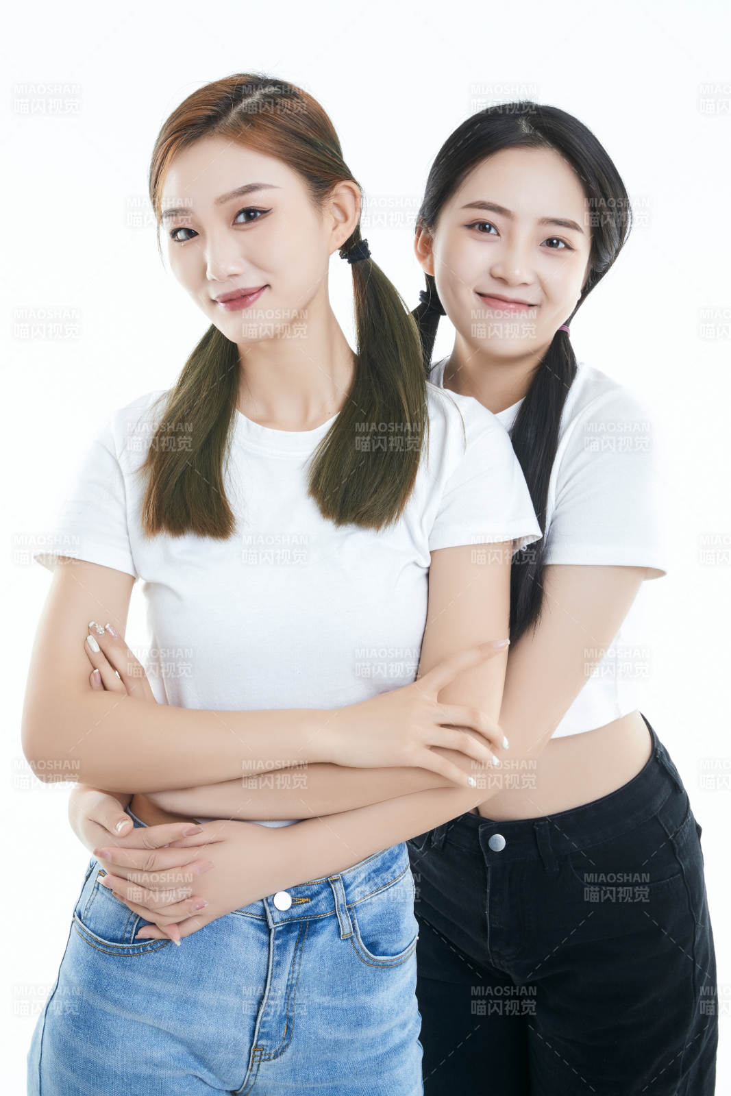 影棚拍摄白色背景的可爱闺蜜少女图片