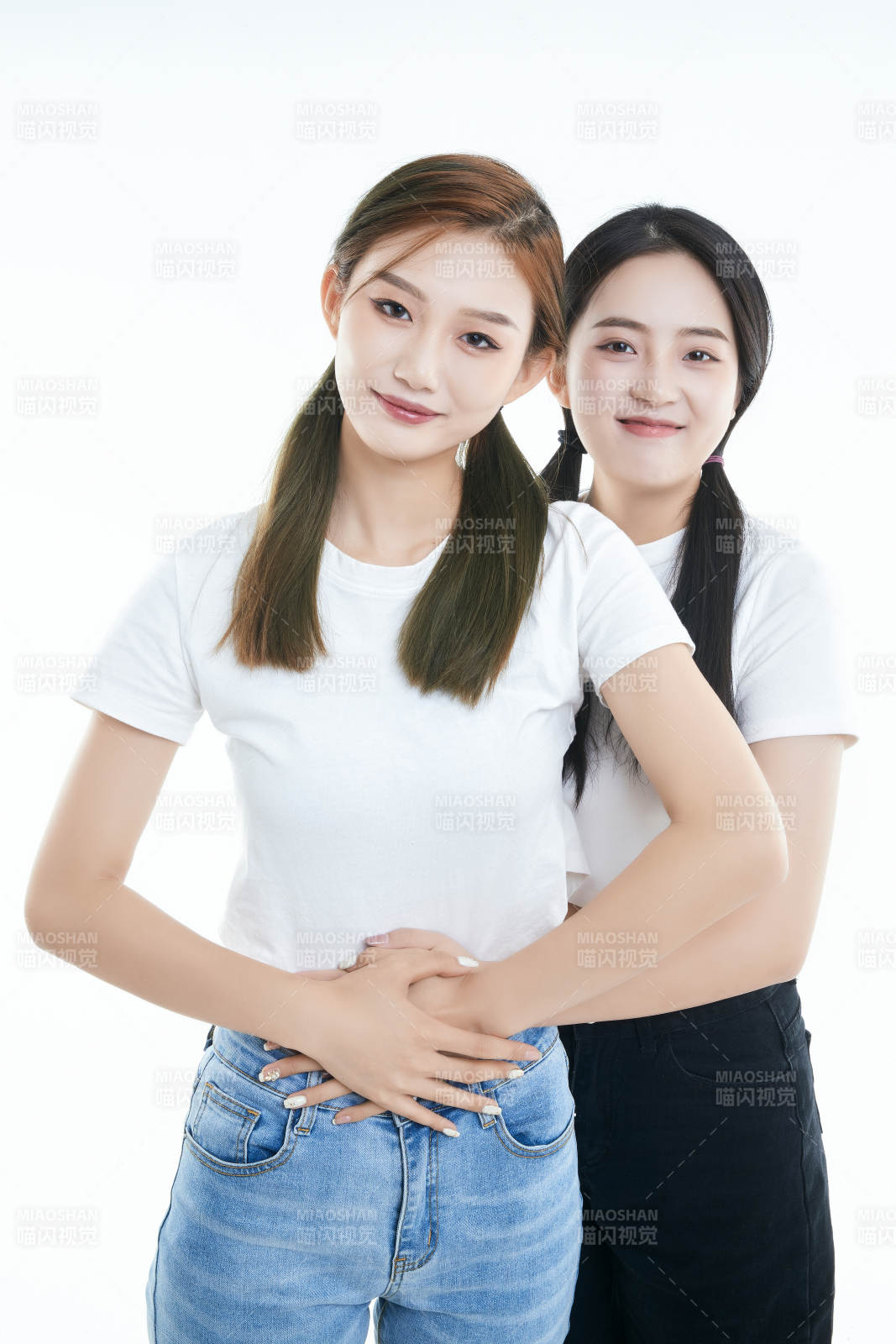 影棚拍摄白色背景的可爱闺蜜少女图片