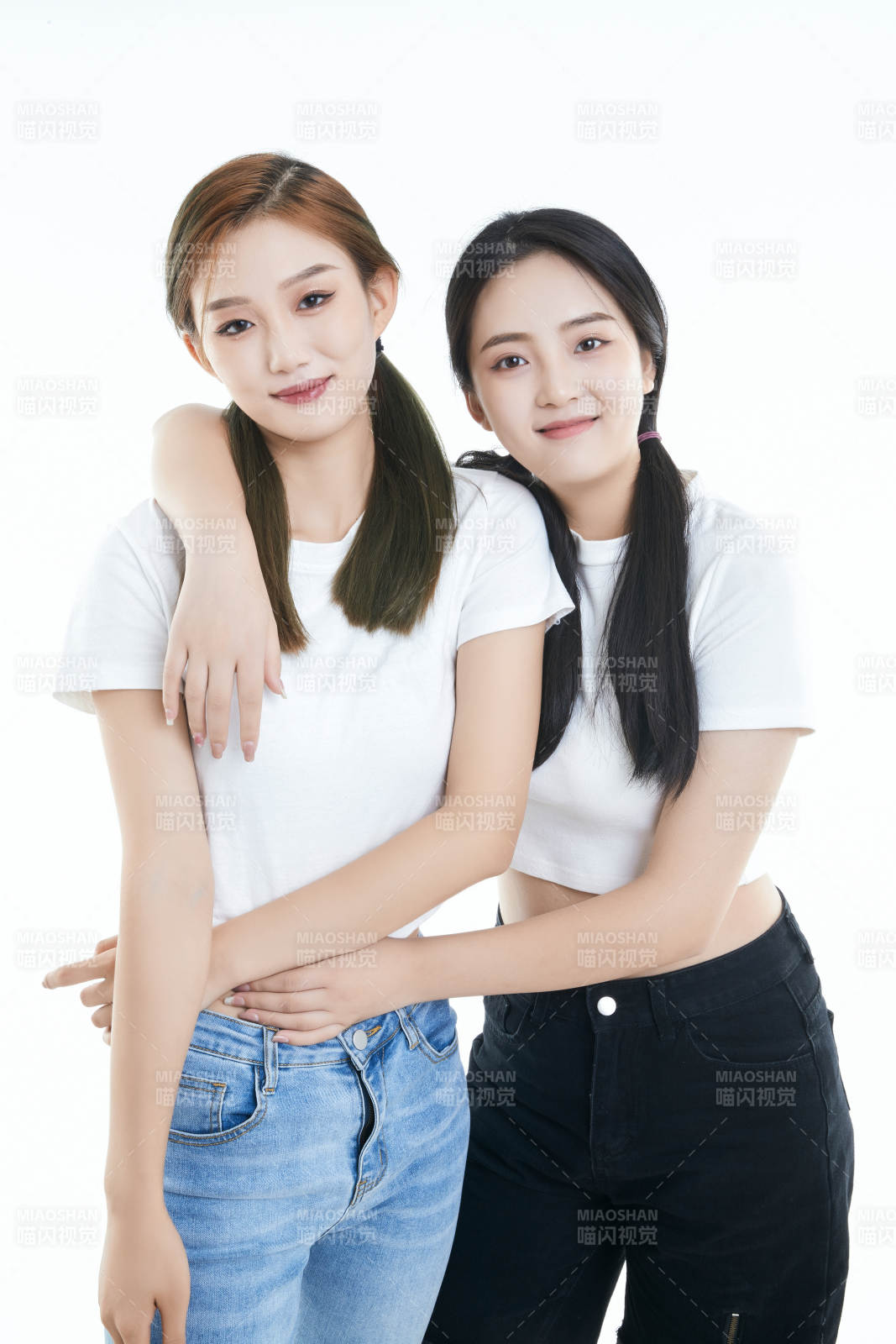影棚拍摄白色背景的可爱闺蜜少女图片