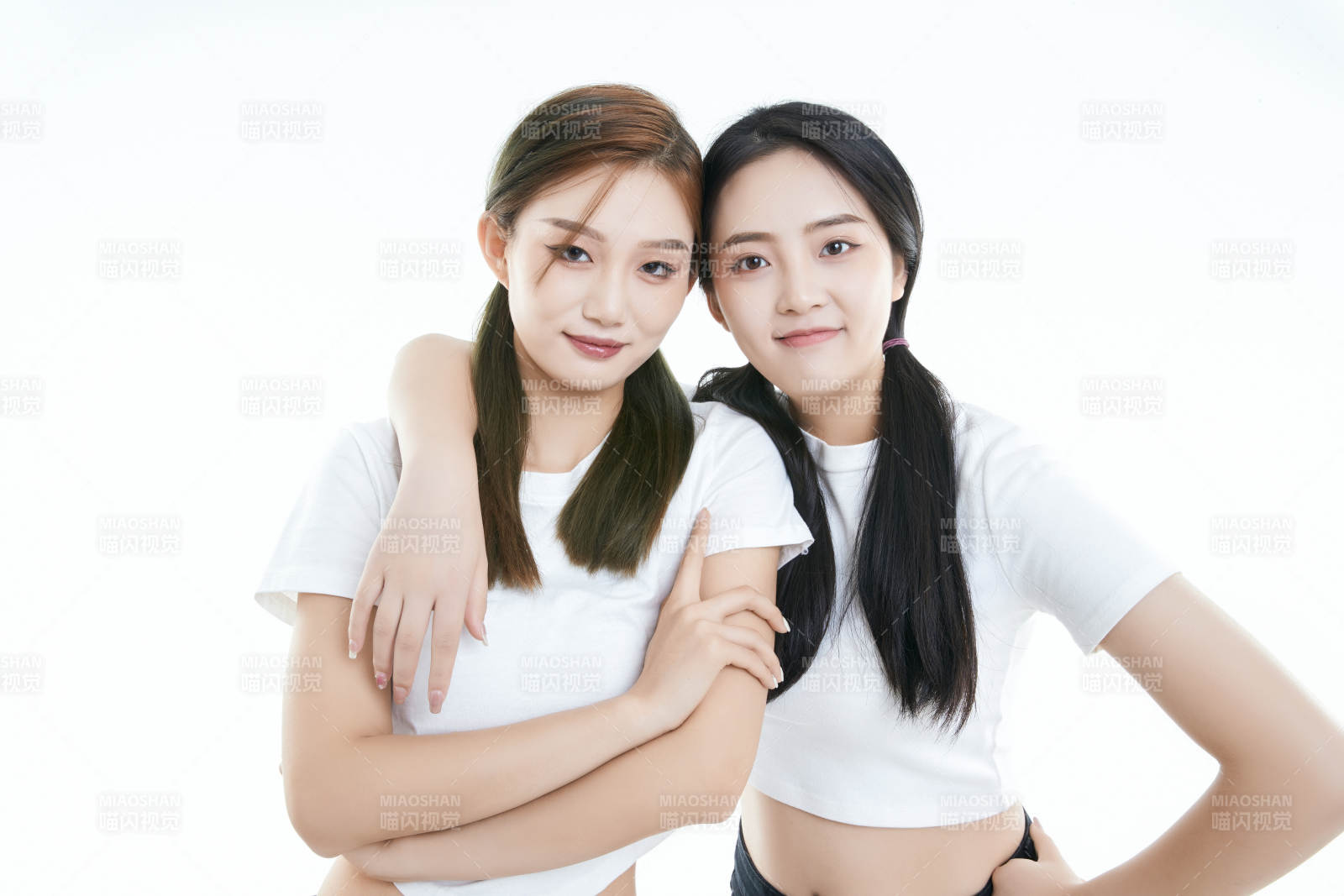 影棚拍摄白色背景的可爱闺蜜少女图片