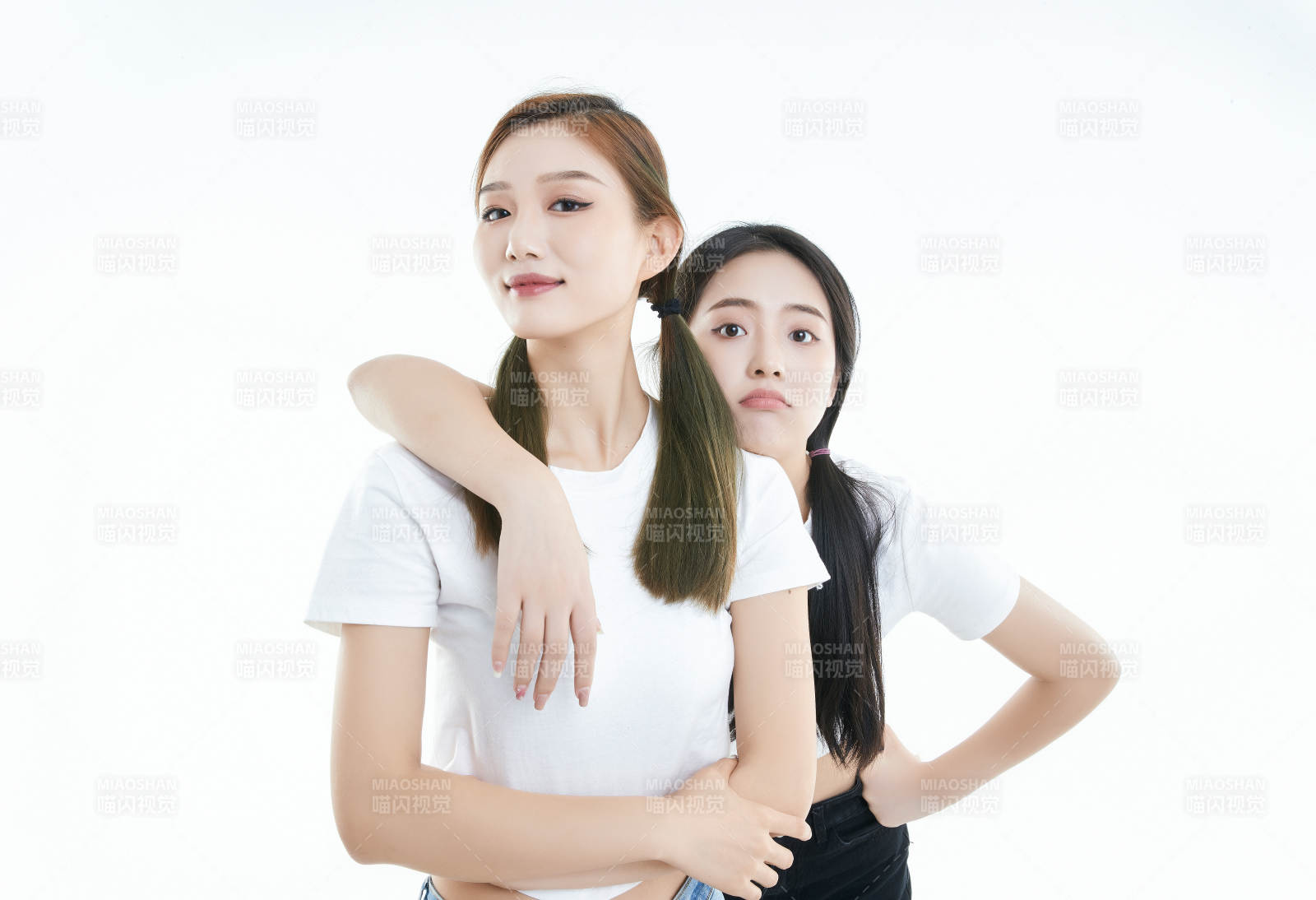 影棚拍摄白色背景的可爱闺蜜少女图片