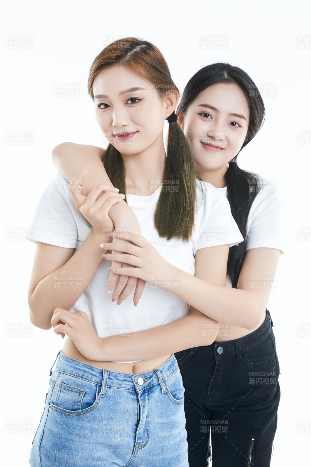 影棚拍摄白色背景的可爱闺蜜少女图片
