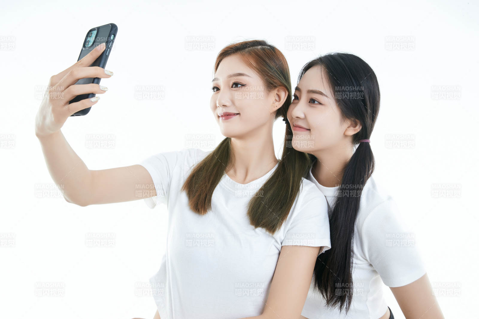 使用手机自拍的亚洲可爱闺蜜少女图片