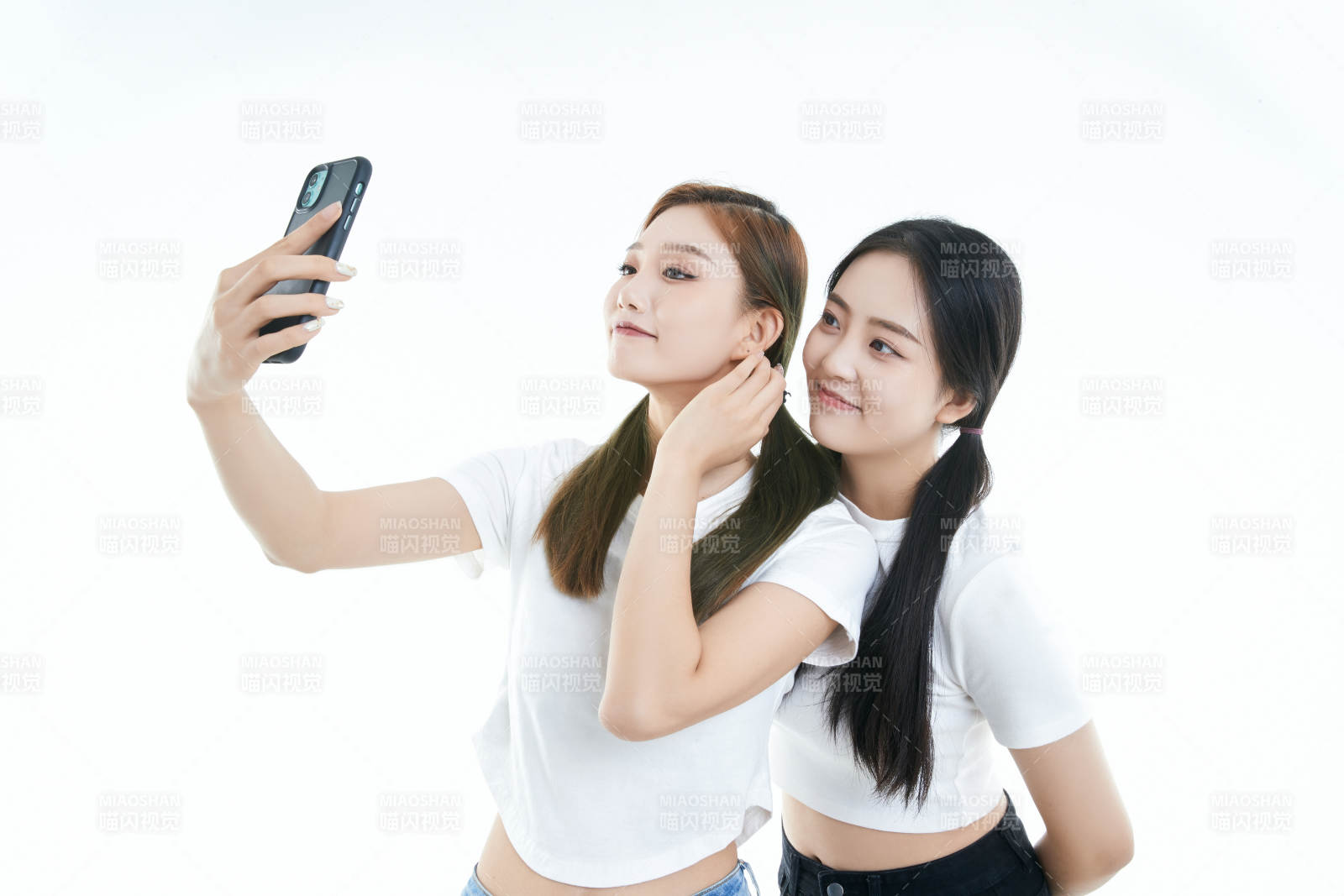 使用手机自拍的亚洲可爱闺蜜少女图片