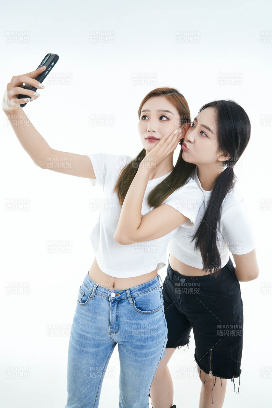 使用手机自拍的亚洲可爱闺蜜少女图片