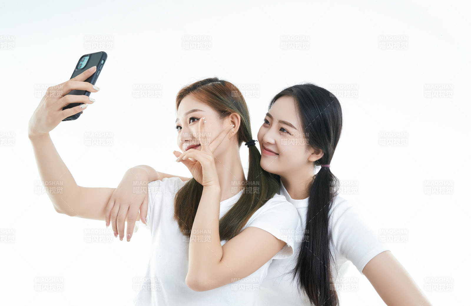 使用手机自拍的亚洲可爱闺蜜少女图片