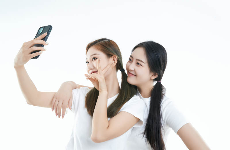 使用手机自拍的亚洲可爱闺蜜少女图片