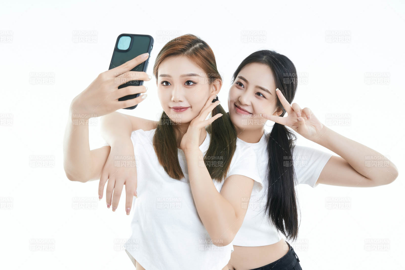 使用手机自拍的亚洲可爱闺蜜少女图片