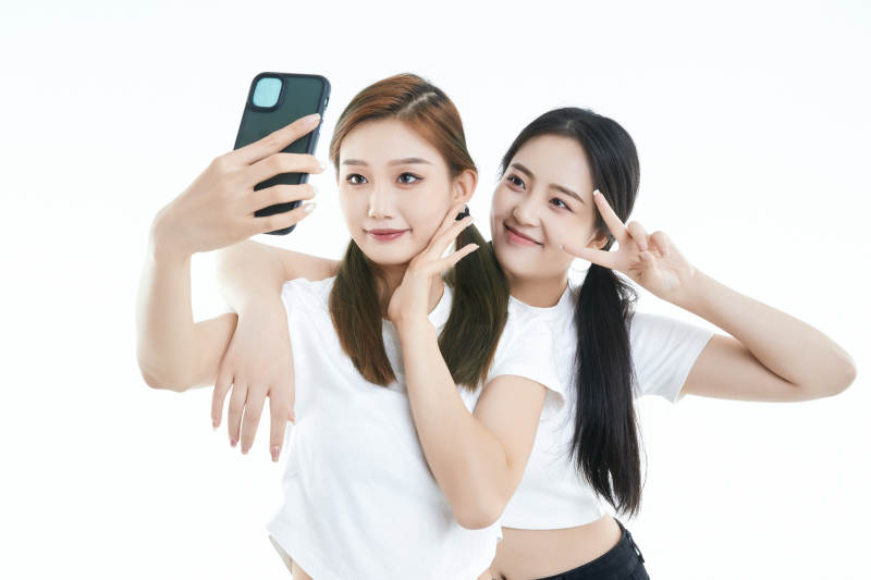 使用手机自拍的亚洲可爱闺蜜少女图片