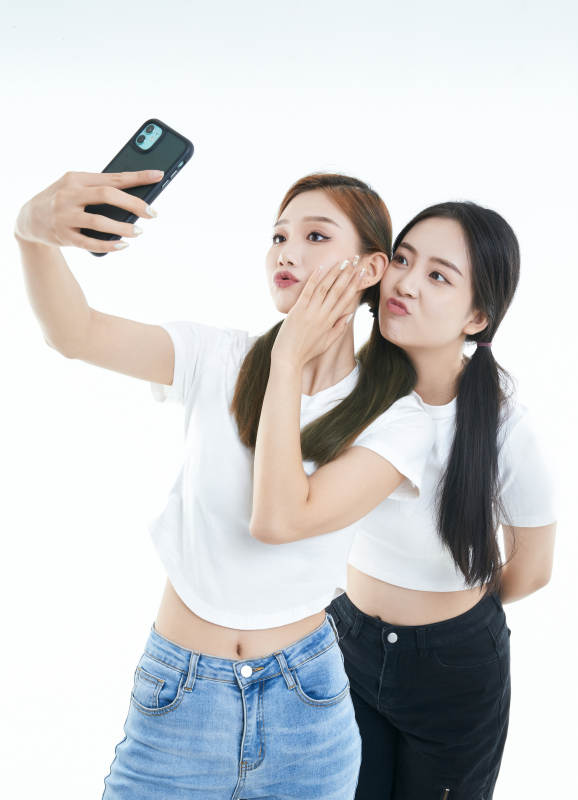 使用手机自拍的亚洲可爱闺蜜少女图片