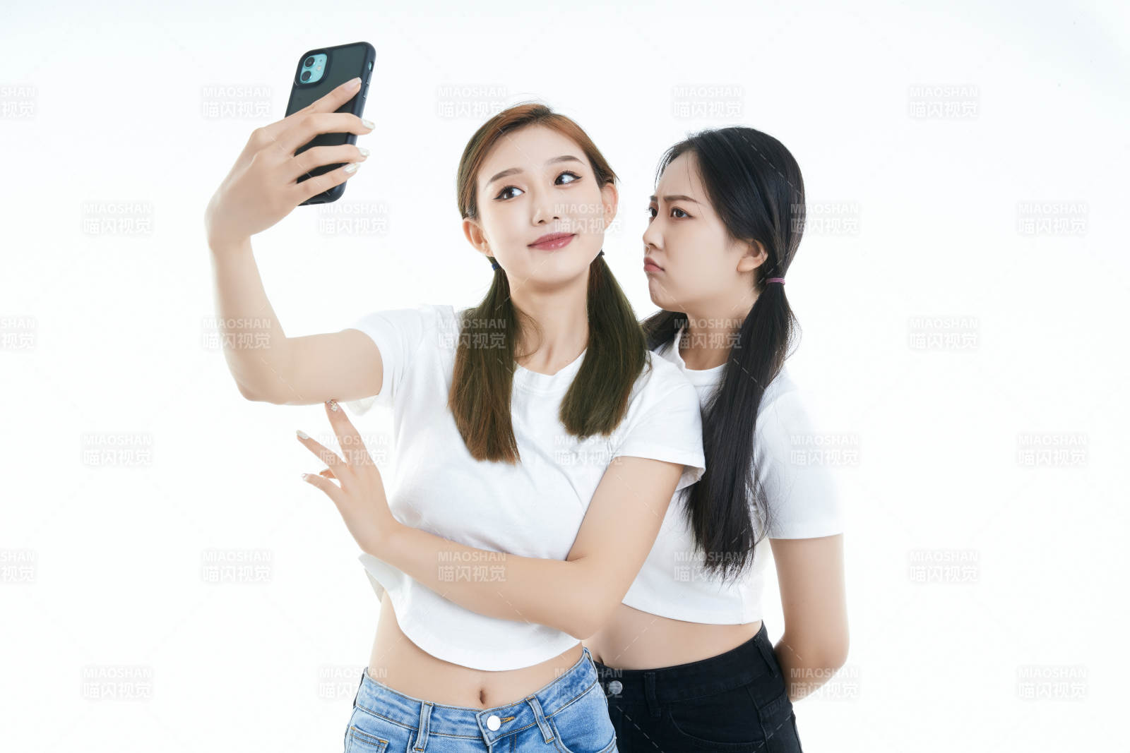 使用手机自拍的亚洲可爱闺蜜少女图片