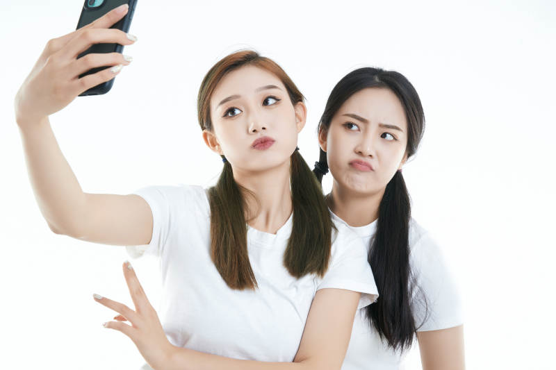 使用手机自拍的亚洲可爱闺蜜少女图片