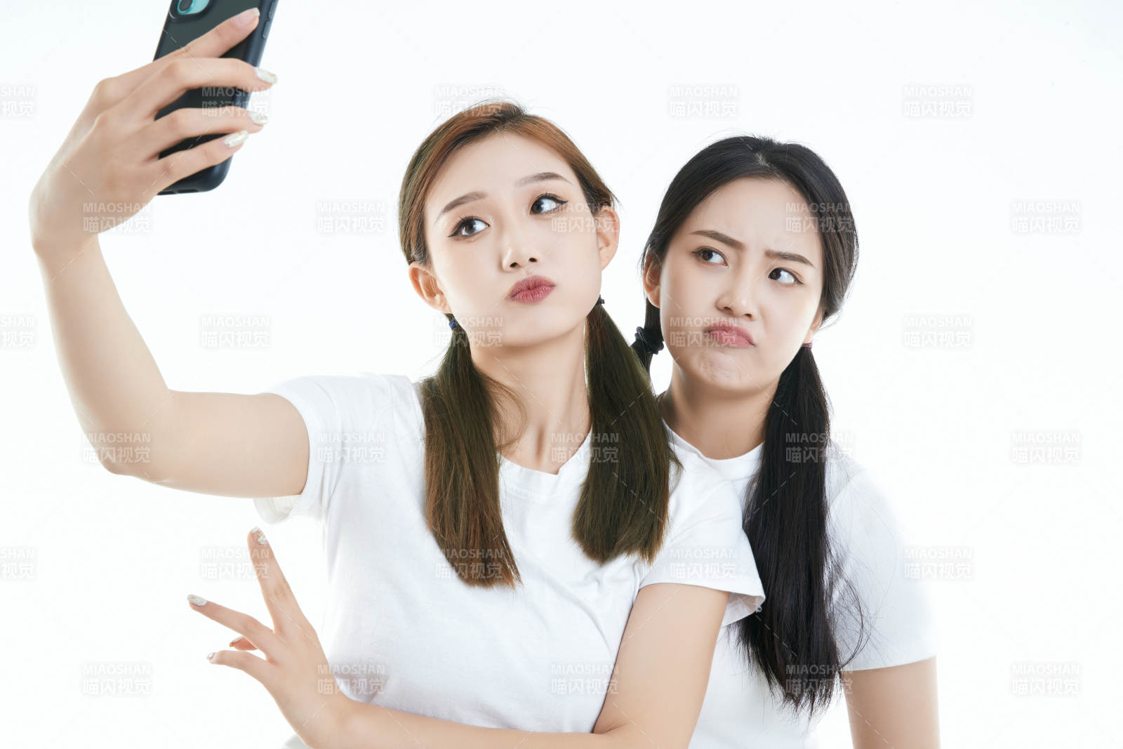 使用手机自拍的亚洲可爱闺蜜少女图片