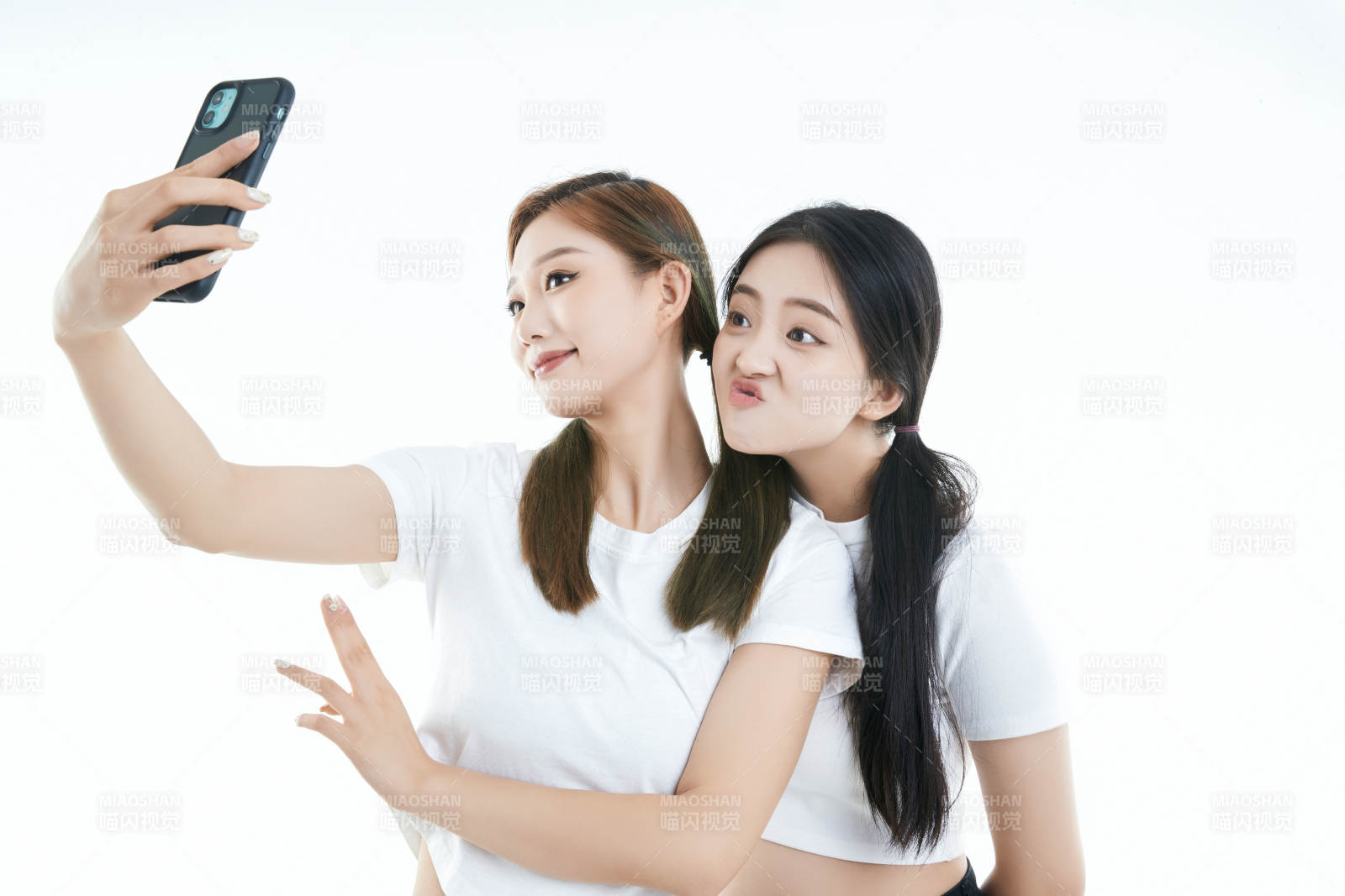 使用手机自拍的亚洲可爱闺蜜少女图片