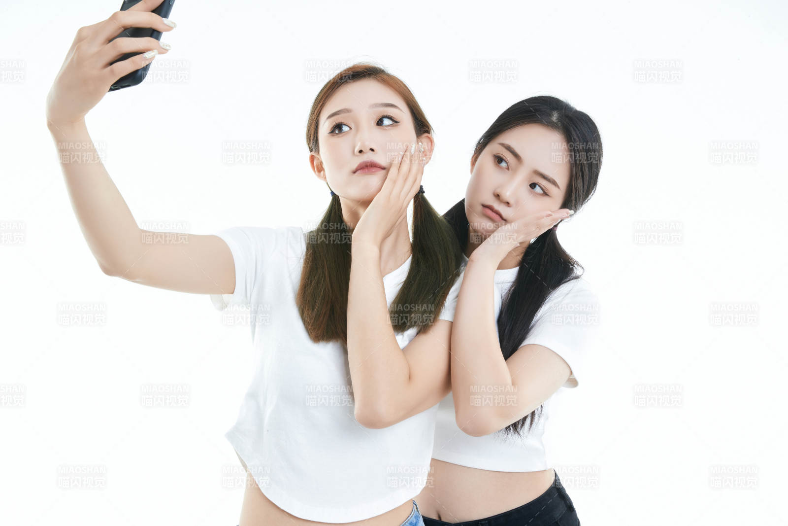 使用手机自拍的亚洲可爱闺蜜少女图片