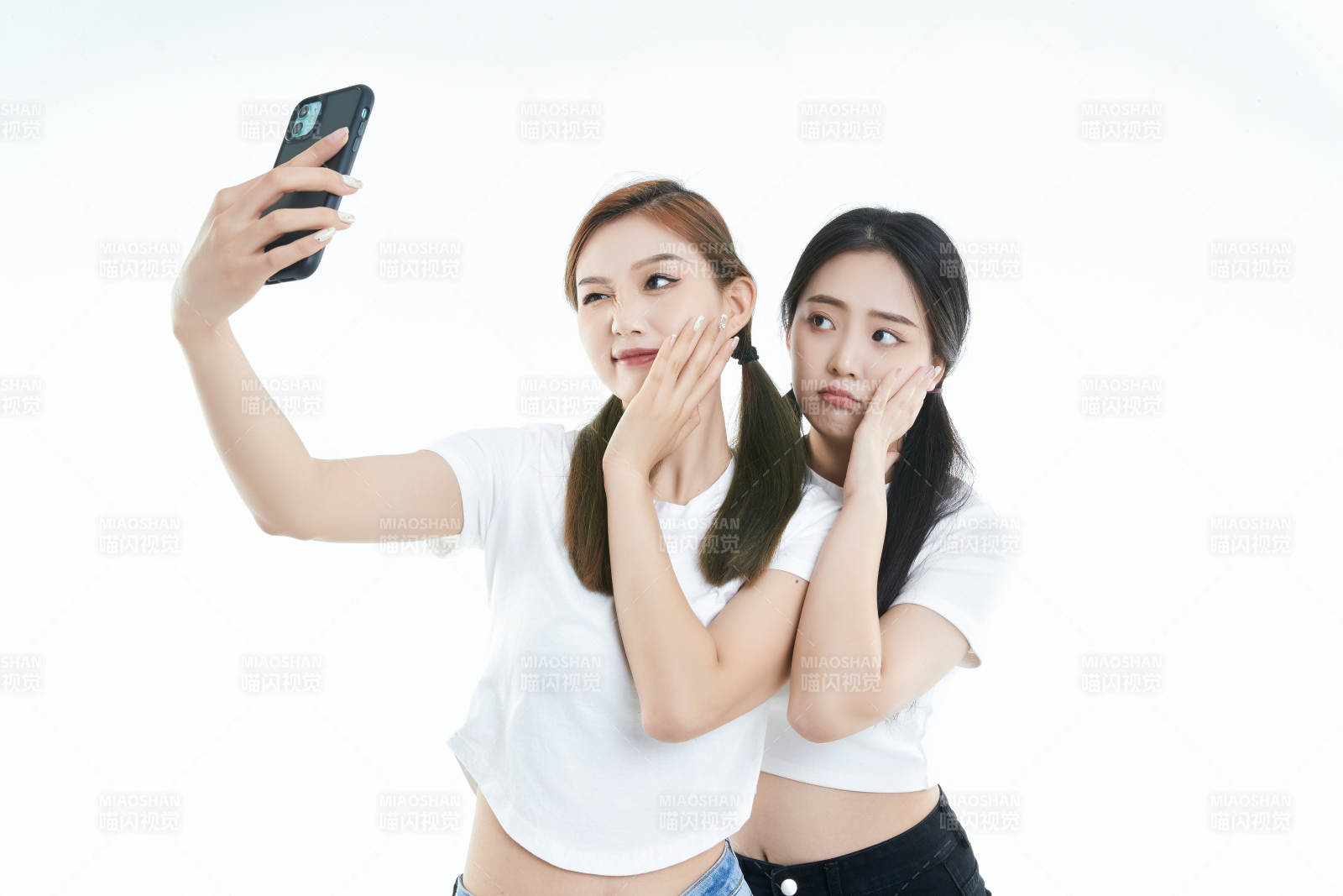 使用手机自拍的亚洲可爱闺蜜少女图片