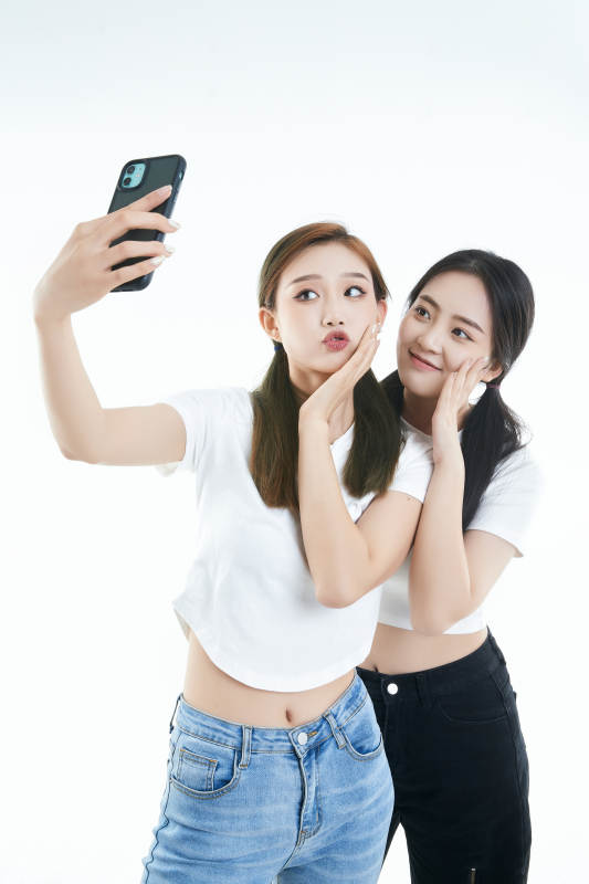 使用手机自拍的亚洲可爱闺蜜少女图片