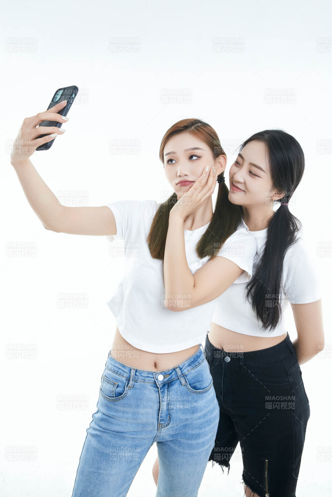 使用手机自拍的亚洲可爱闺蜜少女图片