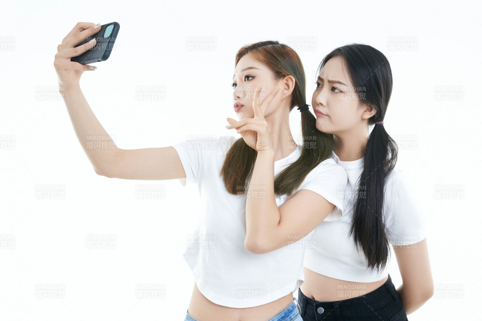 使用手机自拍的亚洲可爱闺蜜少女图片