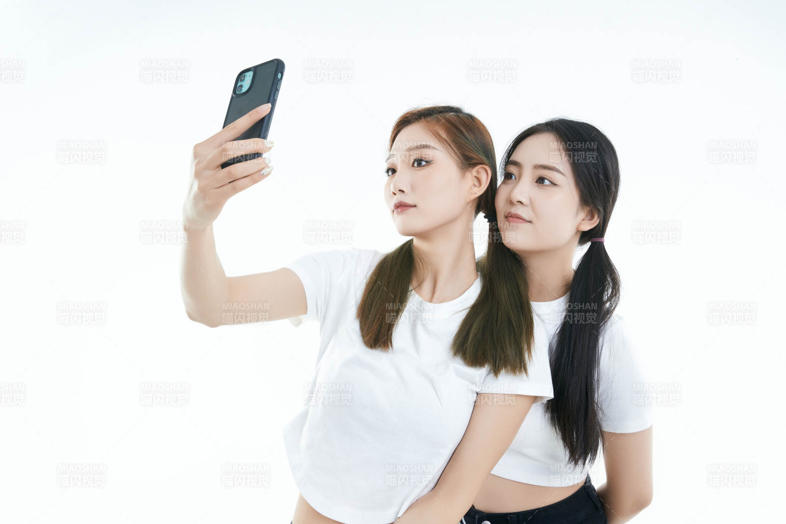 使用手机自拍的亚洲可爱闺蜜少女图片