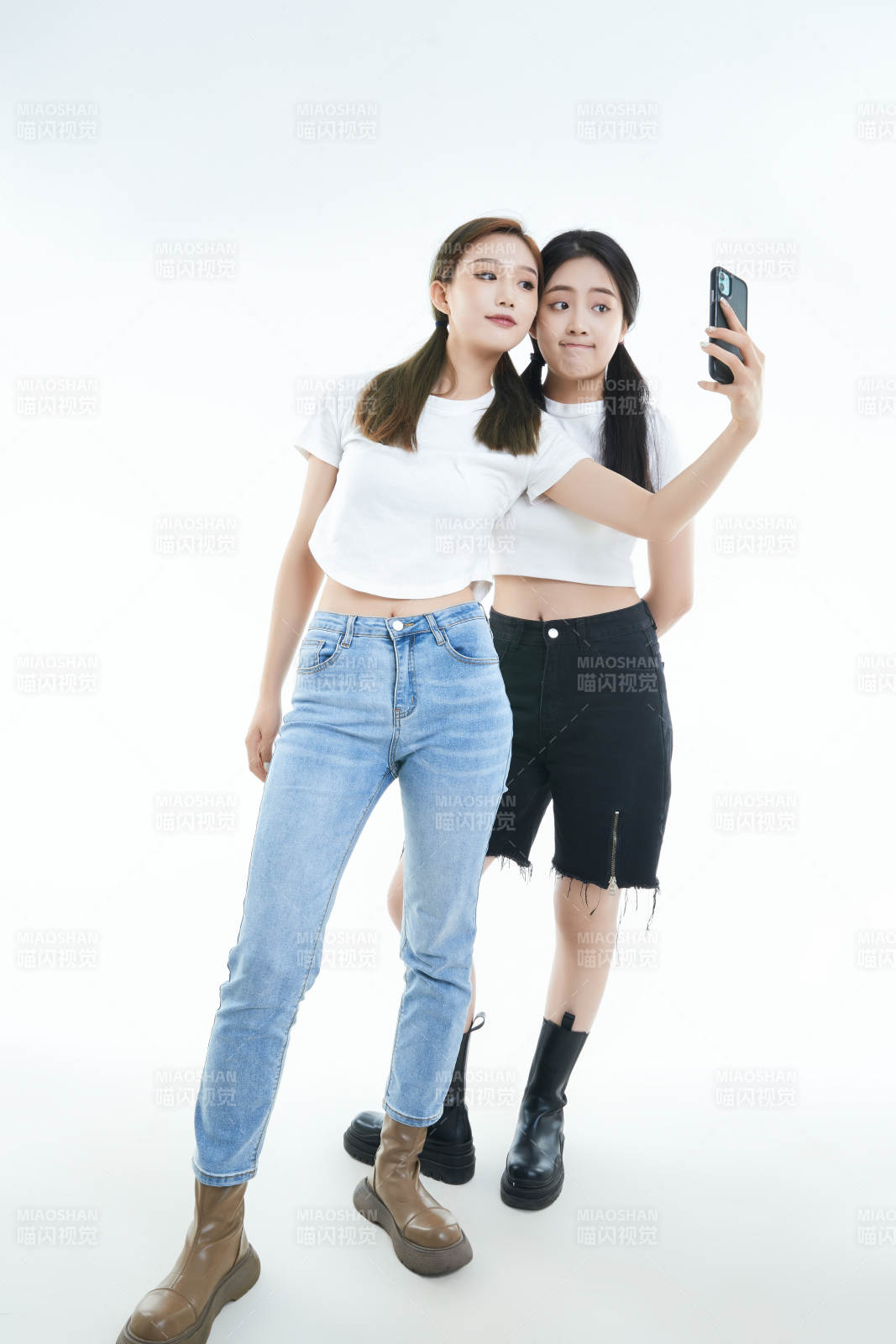 使用手机自拍的亚洲可爱闺蜜少女图片