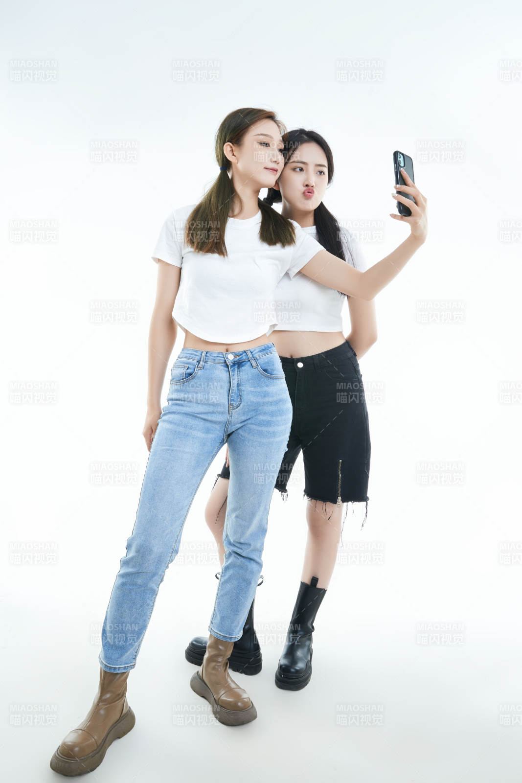 使用手机自拍的亚洲可爱闺蜜少女图片