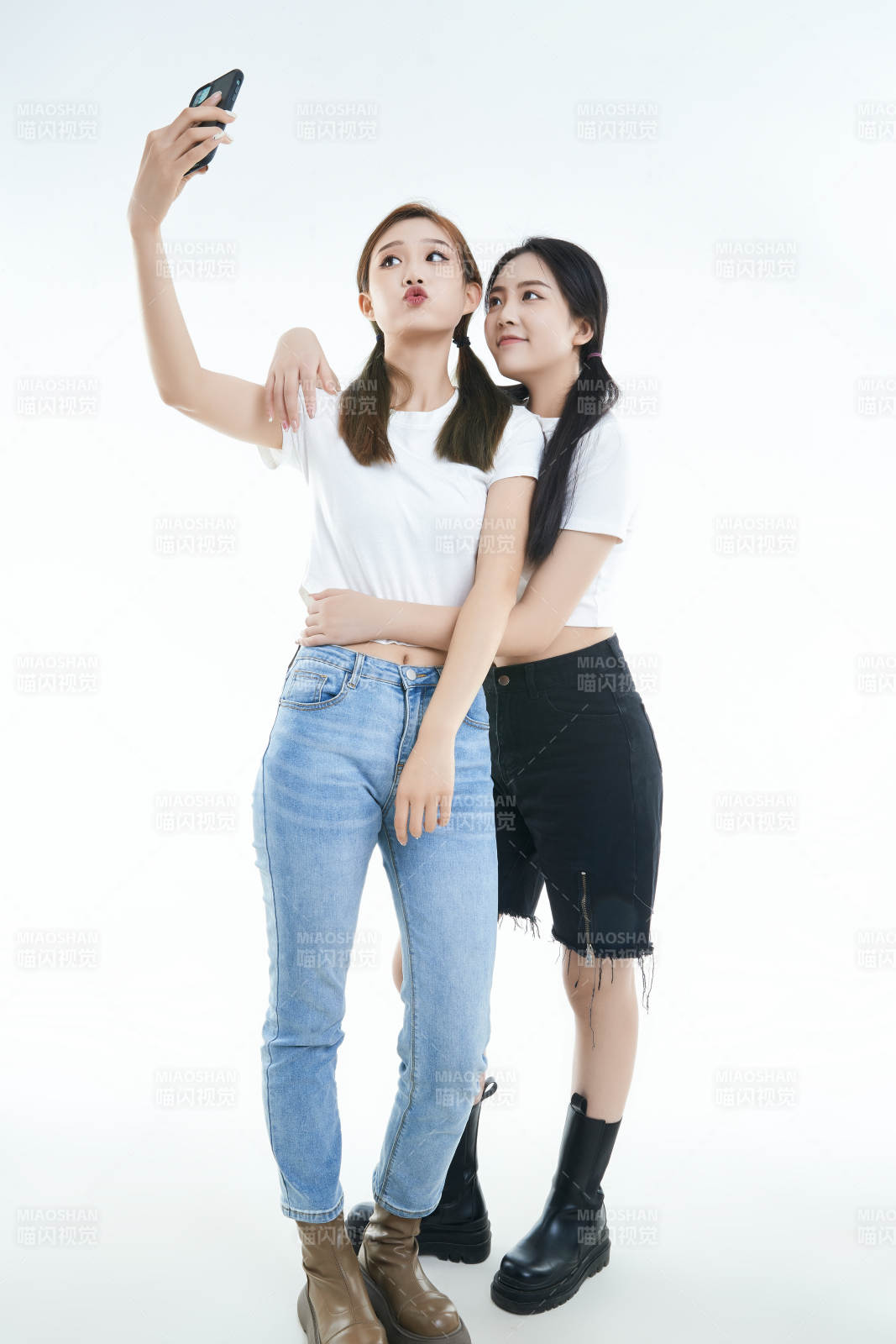 使用手机自拍的亚洲可爱闺蜜少女图片