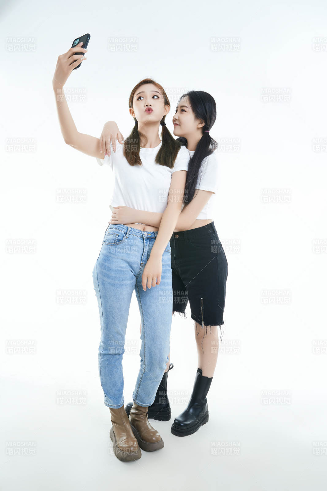 使用手机自拍的亚洲可爱闺蜜少女图片