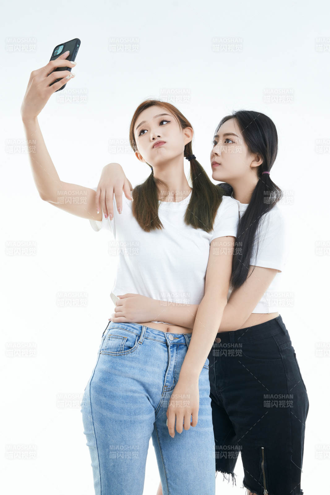 使用手机自拍的亚洲可爱闺蜜少女图片