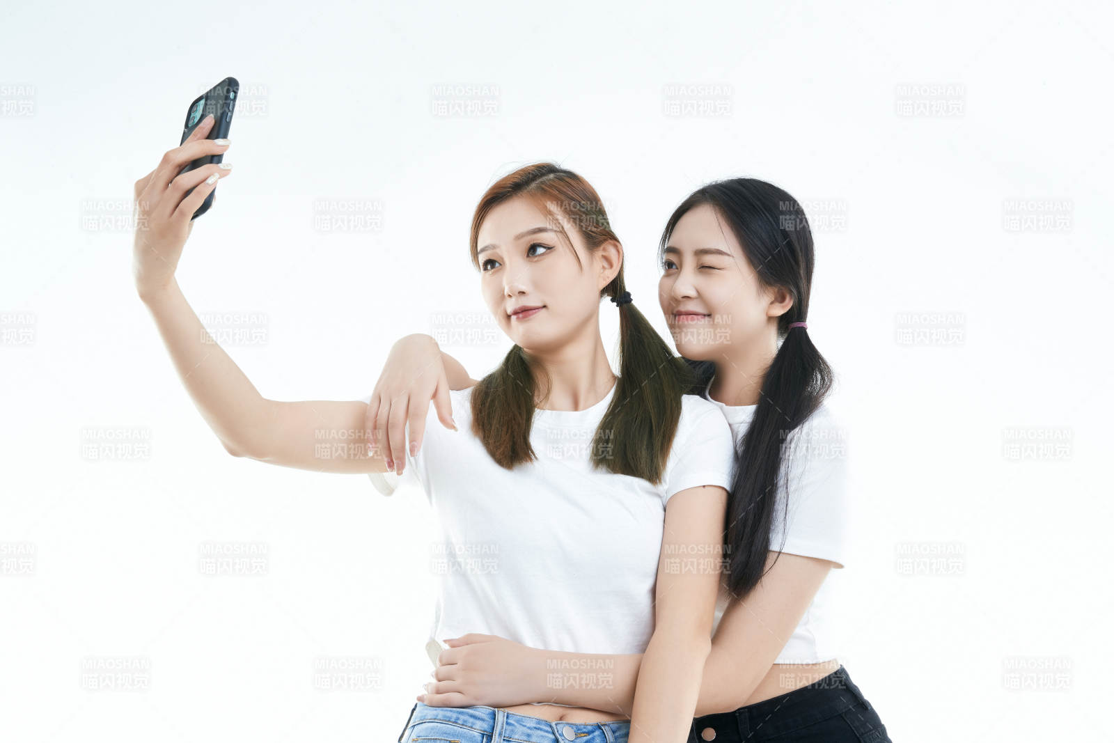 使用手机自拍的亚洲可爱闺蜜少女图片