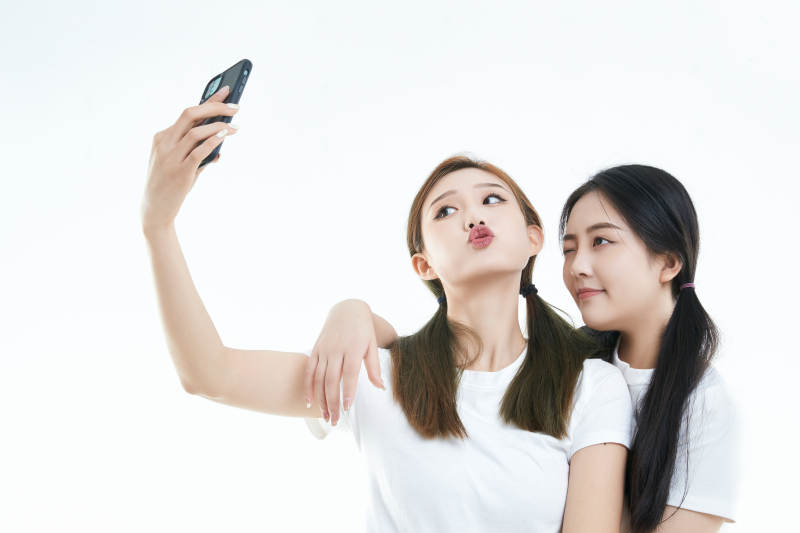 使用手机自拍的亚洲可爱闺蜜少女图片