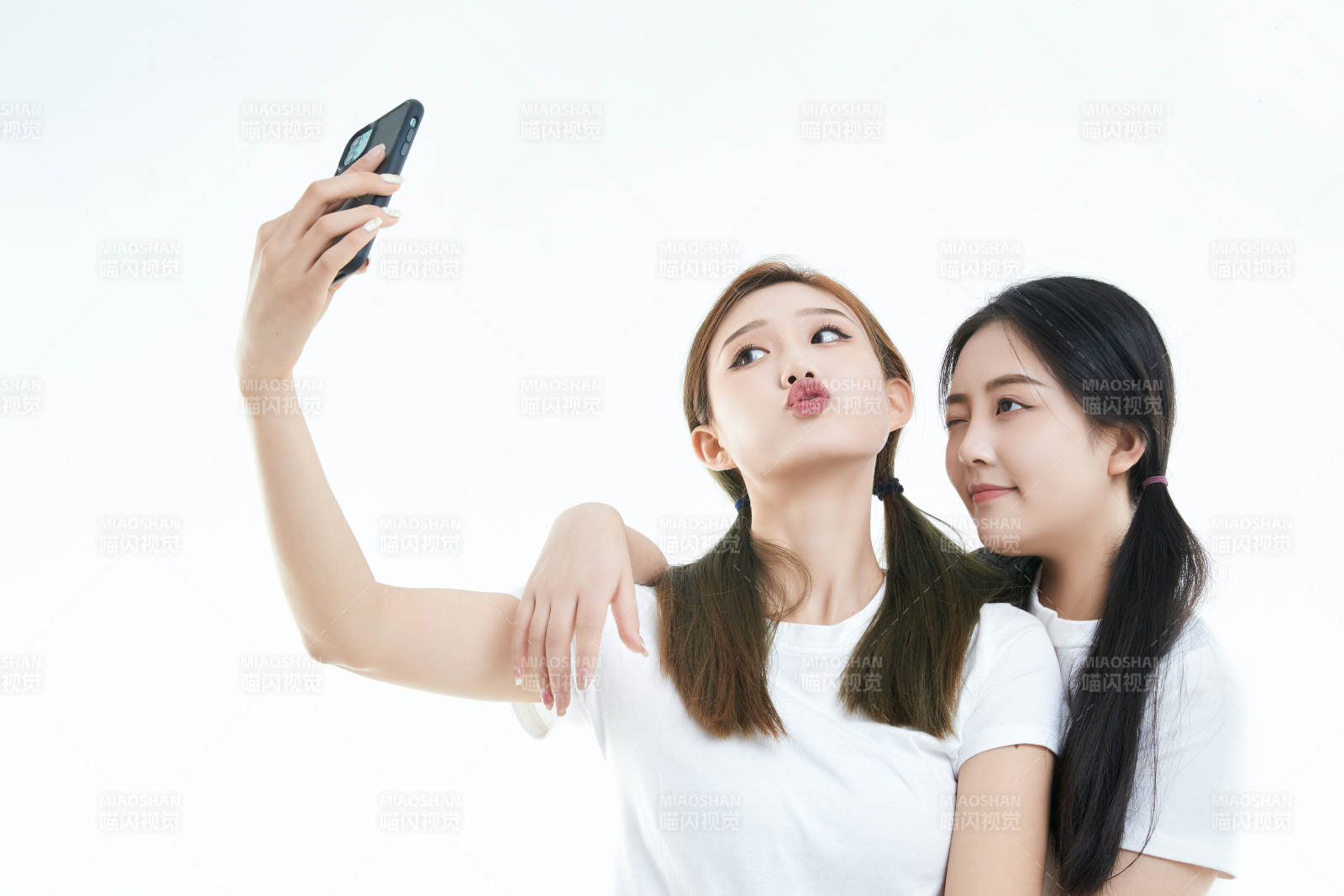 使用手机自拍的亚洲可爱闺蜜少女图片