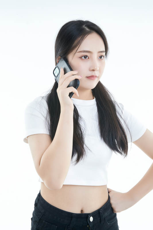 使用手机的亚洲可爱少女图片