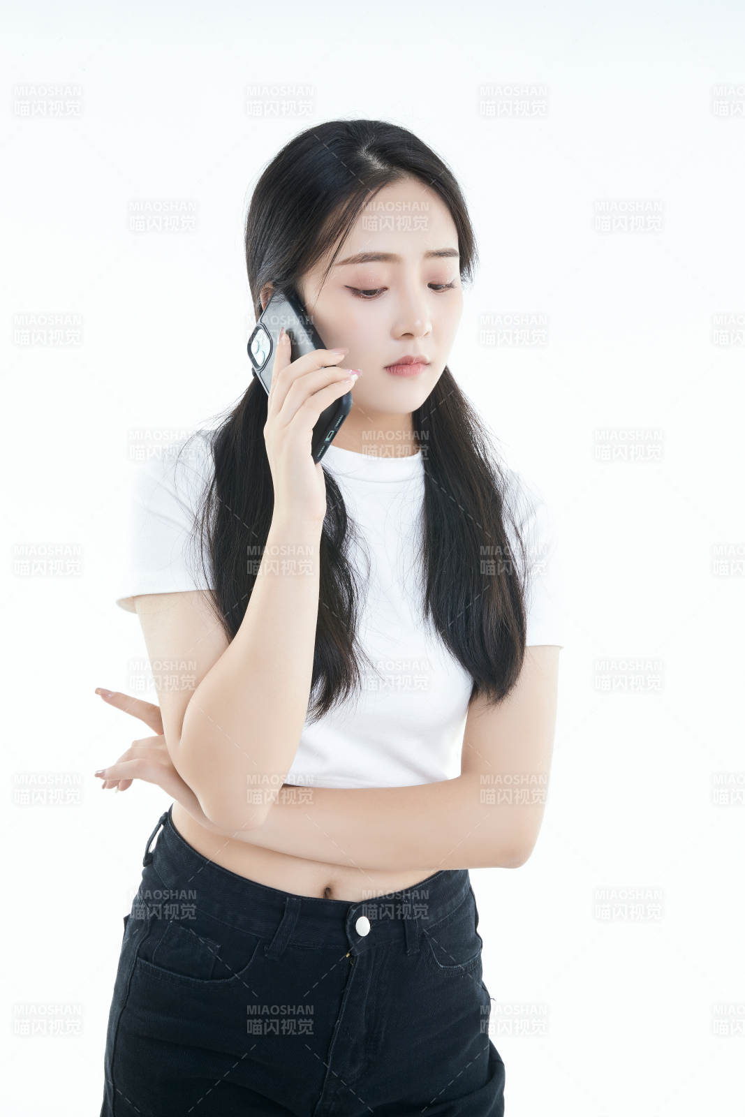 使用手机的亚洲可爱少女图片