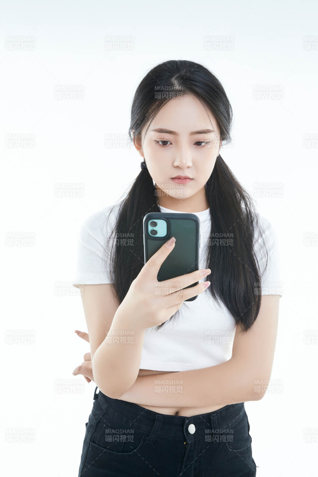 使用手机的亚洲可爱少女图片