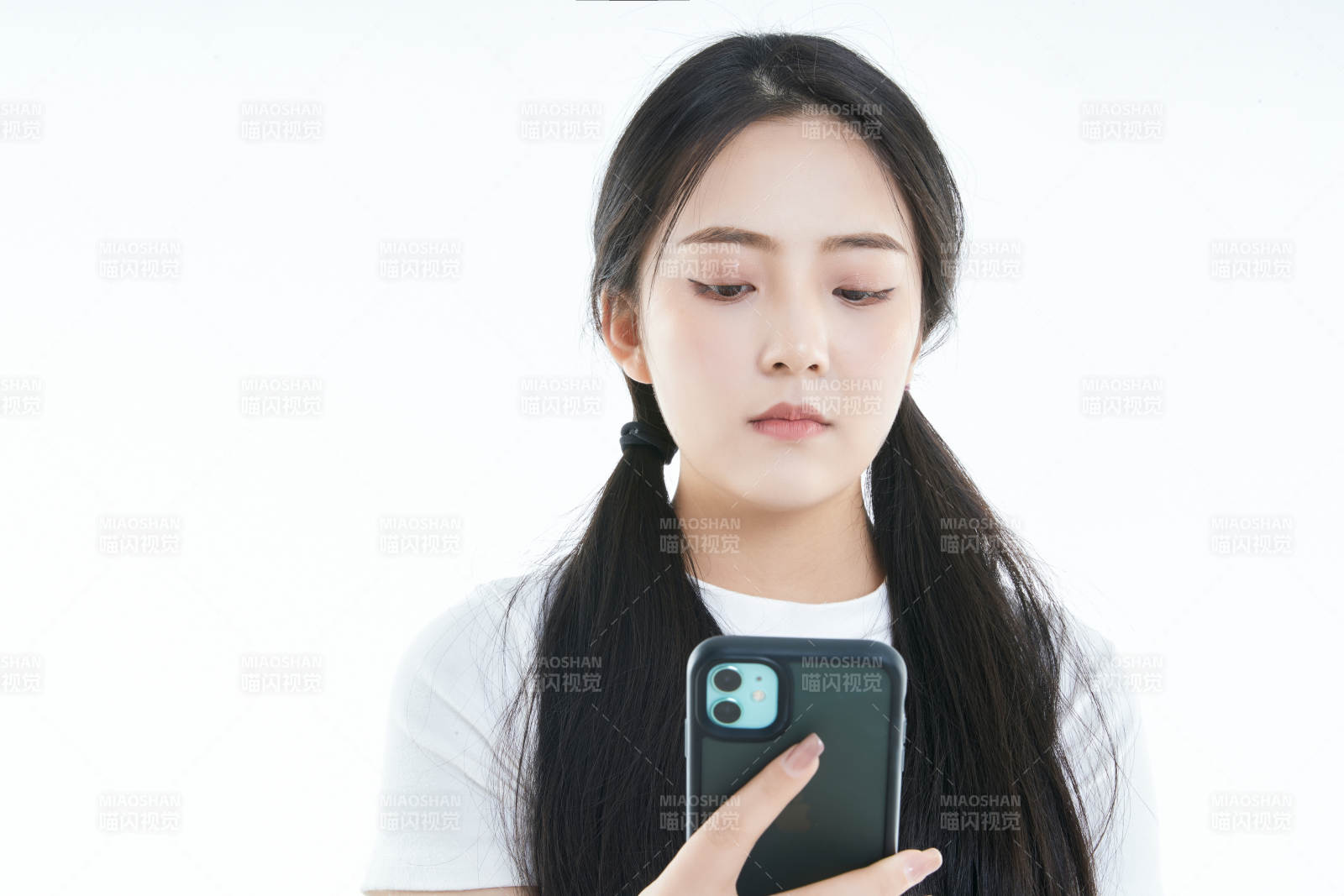 使用手机的亚洲可爱少女图片