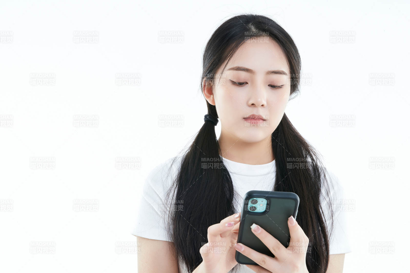 使用手机的亚洲可爱少女图片