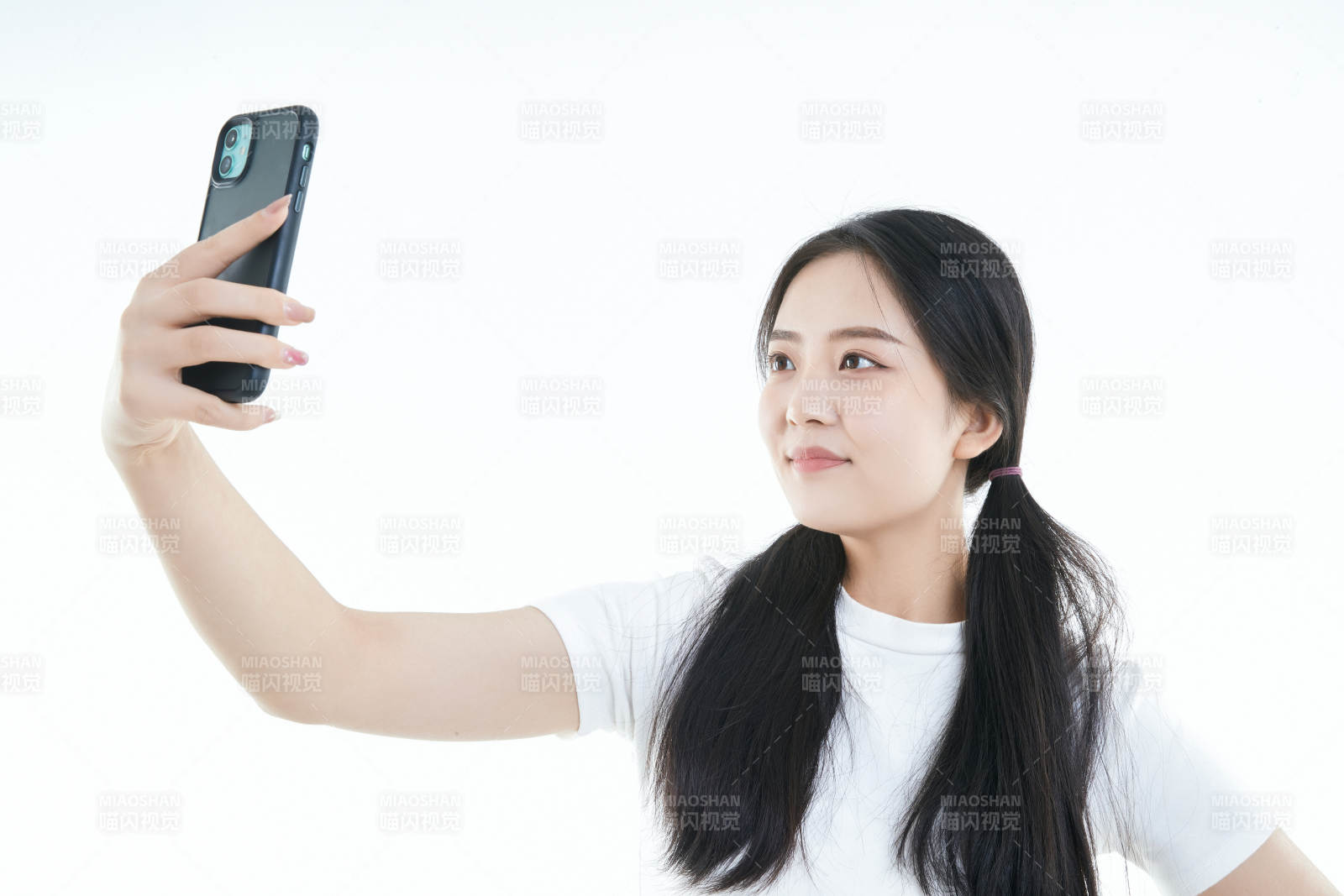 使用手机的亚洲可爱少女图片