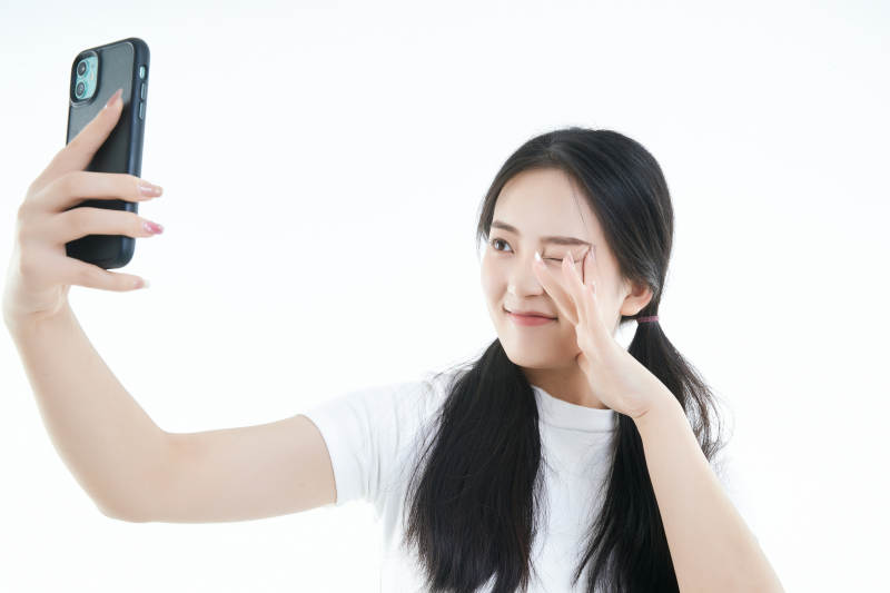 使用手机的亚洲可爱少女图片