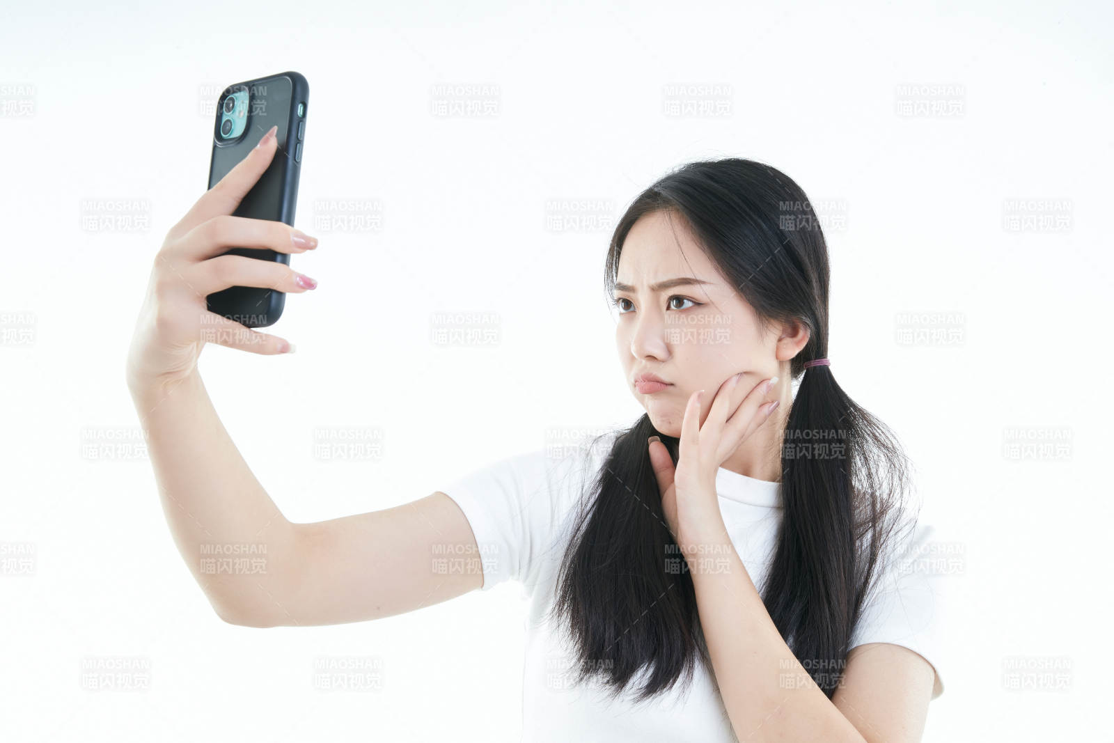 使用手机的亚洲可爱少女图片