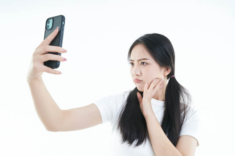 使用手机的亚洲可爱少女图片