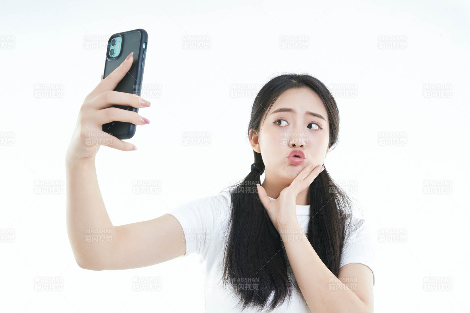 使用手机的亚洲可爱少女图片