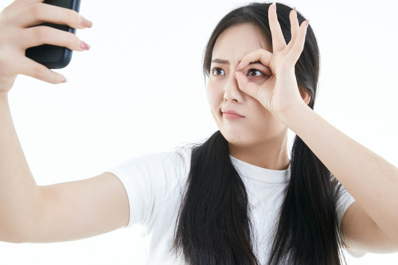 使用手机的亚洲可爱少女图片