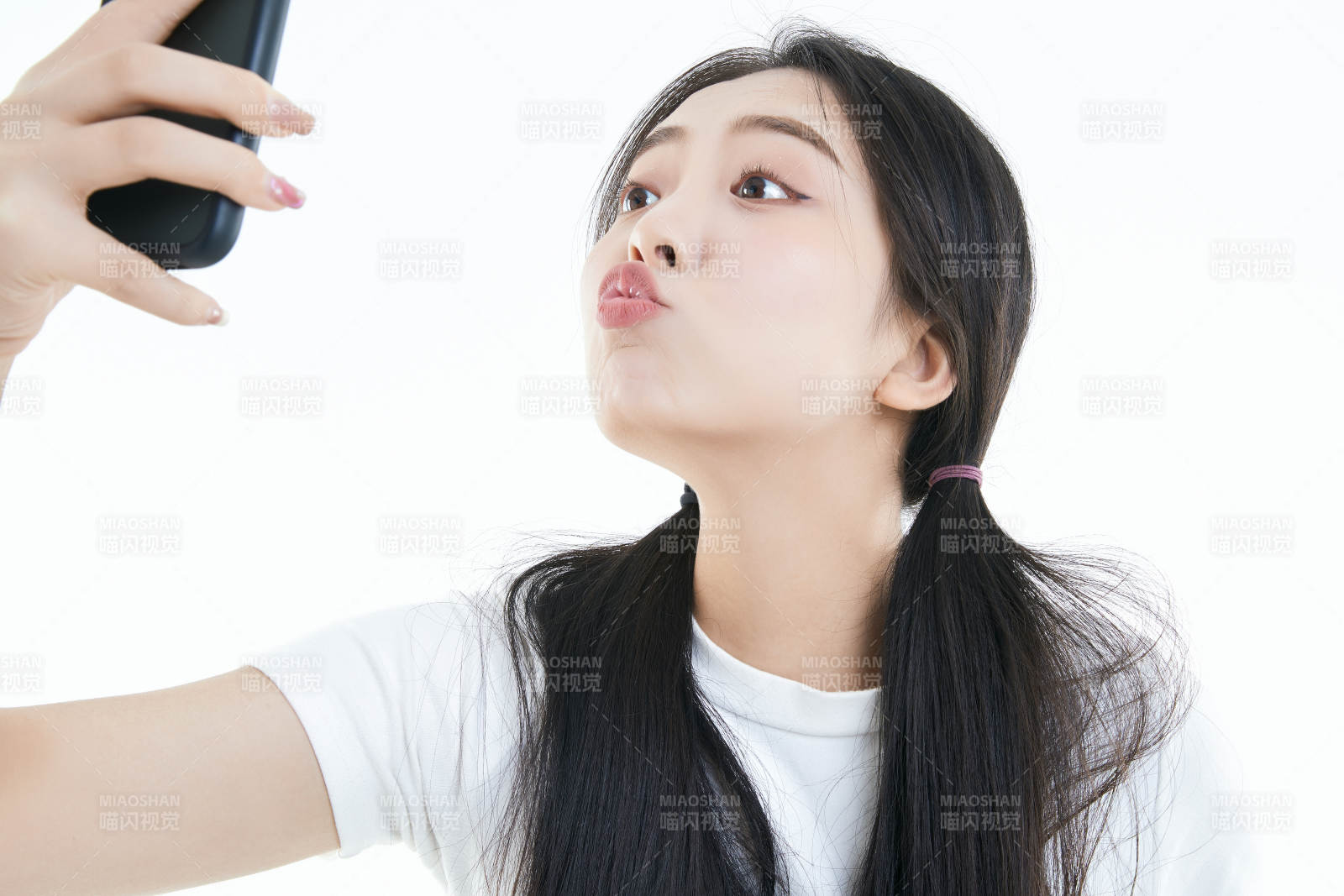 使用手机的亚洲可爱少女图片