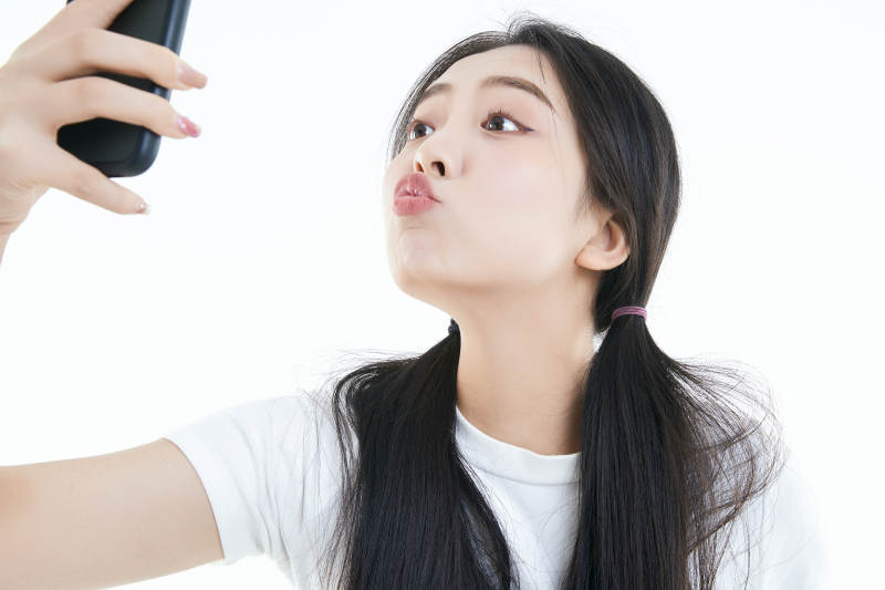 使用手机的亚洲可爱少女图片